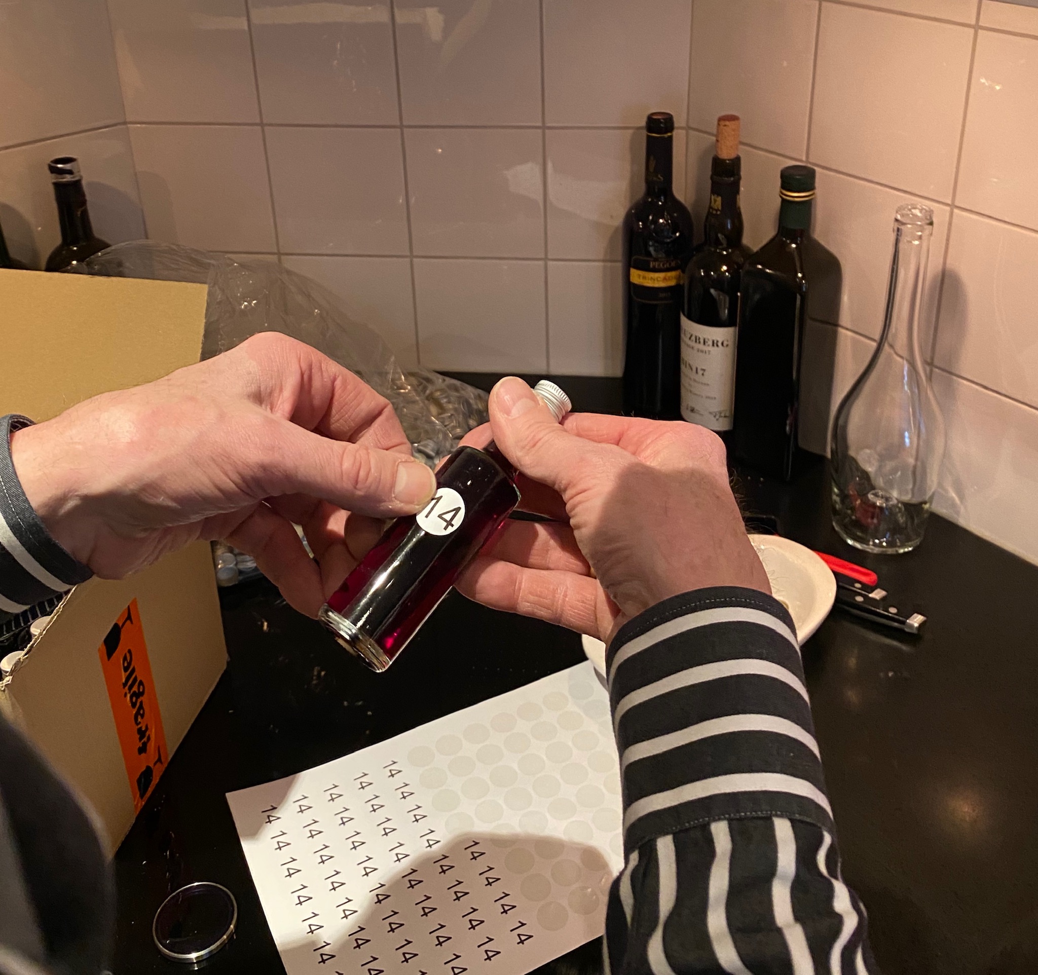 Flesjes etiketeren online wijnproeverij